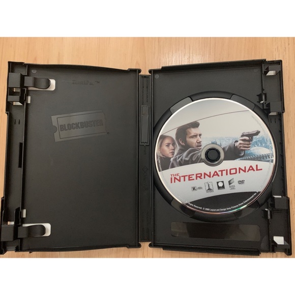 Blockbuster Video Pre-Viewed DVD case & disc, The International - Picture 5 of 5